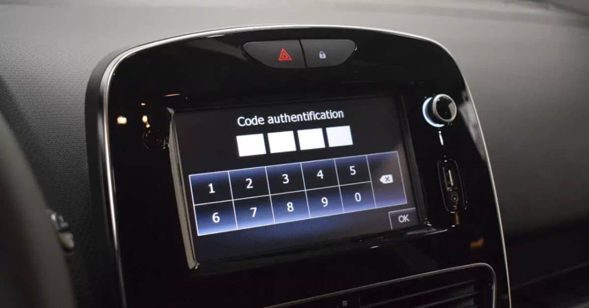 Autoradio Renault affichant CODE